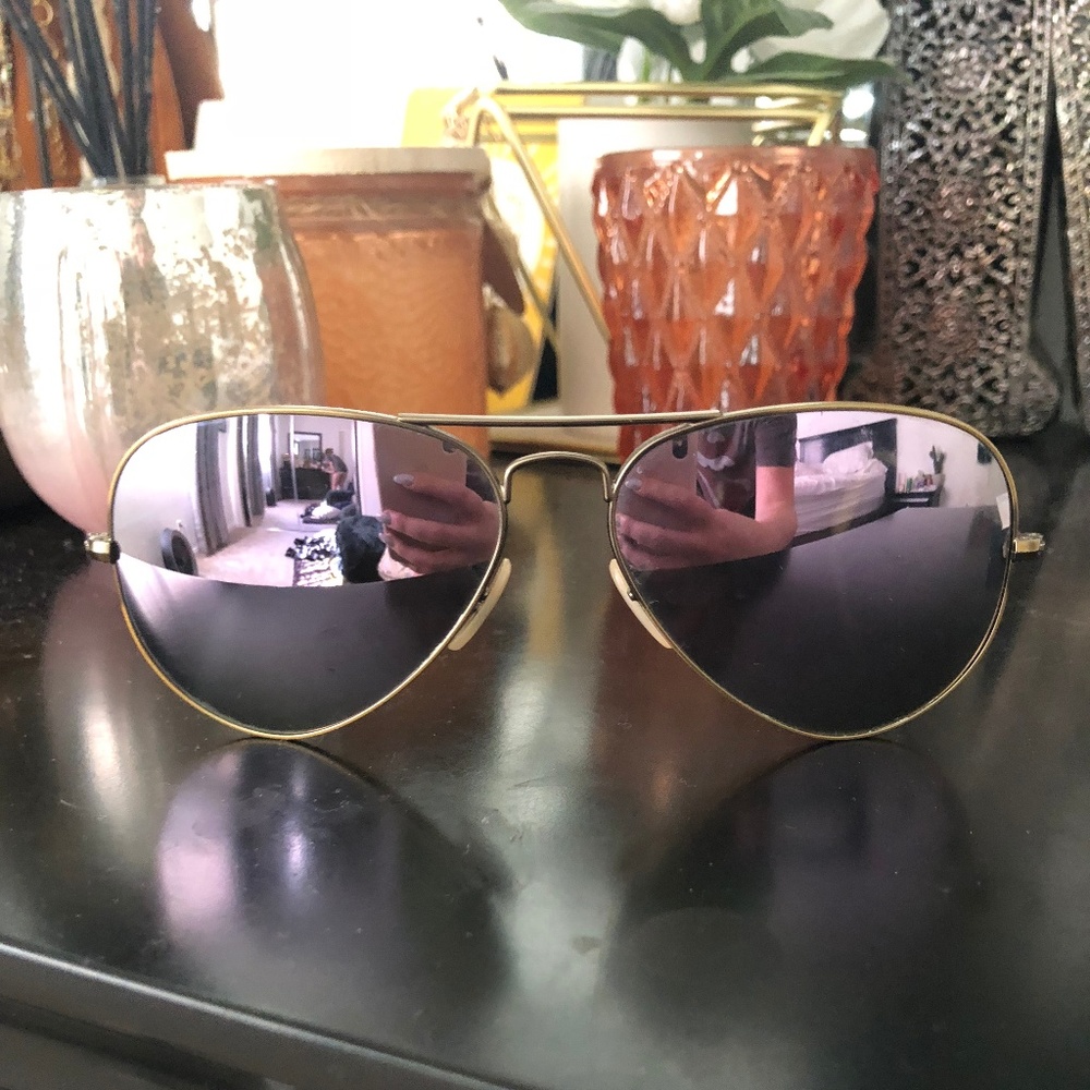 Mirrored Rayban Aviators
